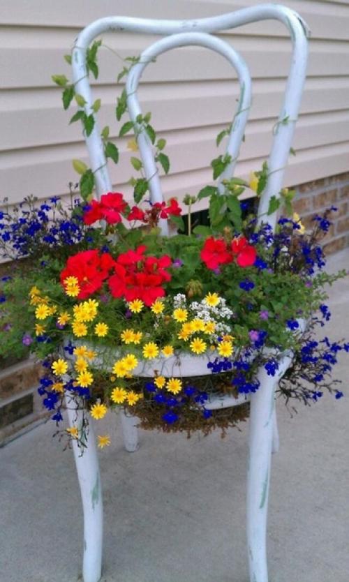 Клумба из стула своими руками для сада и дачи. 03