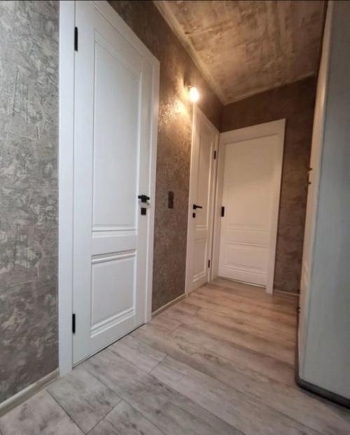 Одним из приемуществ белых дверей является их способность визуально увеличивать пространство. 01