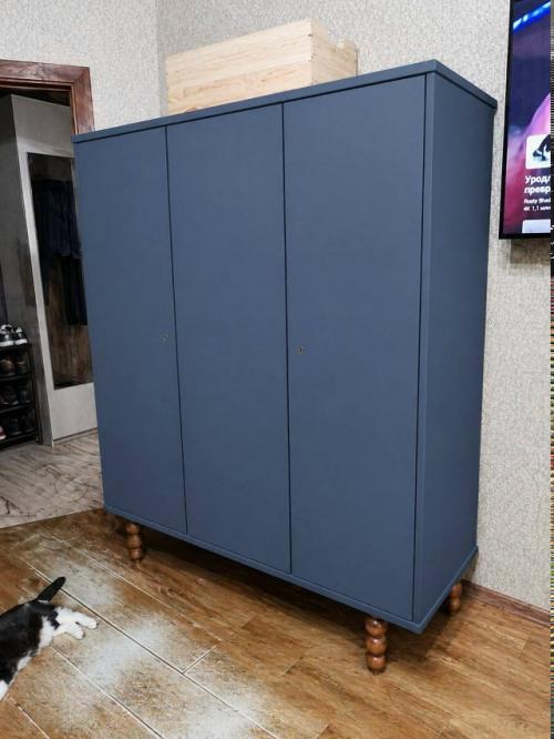 Здравствуйте!  С новой квартирой нам достался старый советский лакированный шкаф в изысканном тараканьем цвете. 04