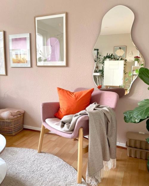 Бежево - розовая гостиная с интересной зоной рабочего стола и маленькой библиотекой. 01