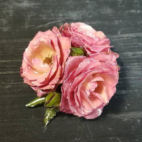 Эти цветы залиты специальной смолой, чтобы сохранить свою красоту на долгие годы. 01