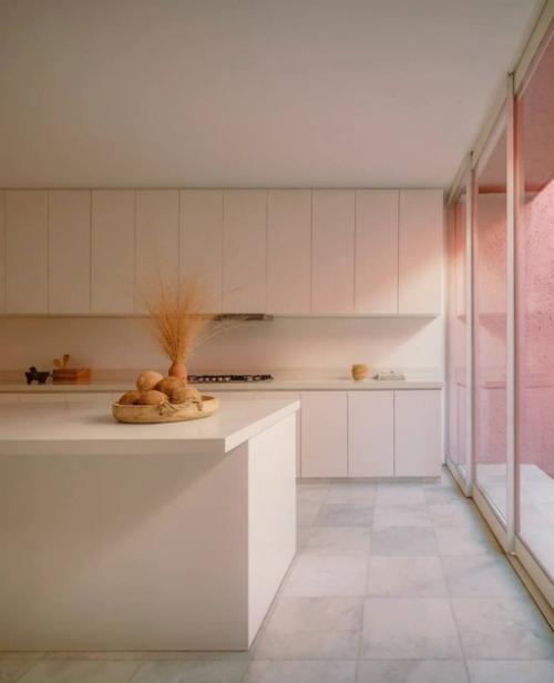 Этот дом решительно заявляет о себе благодаря яркому розовому цвету фасада. 01