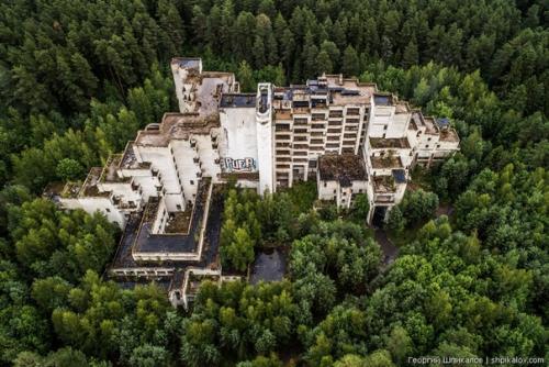 Это удивительное сооружение находится в лесу в тверской области недалеко от Калязина. 02