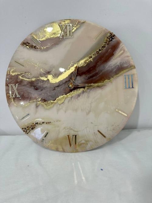 Изумительные часы диаметром 40 сантиметров вышли у Ирины и Людмилы в нашей уютной красивой студии на мастер - классе Создание Часов из Смолы! 03