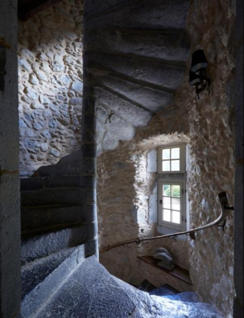 Заброшенный замок. Адриан и Женевьева после выхода на пенсию захотели переехать из Великобритании во Францию. 08