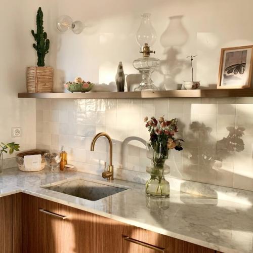 Эмили в Париже: превосходный французский дизайн дома, который воплощает в себе современную вариацию французской классики. 02