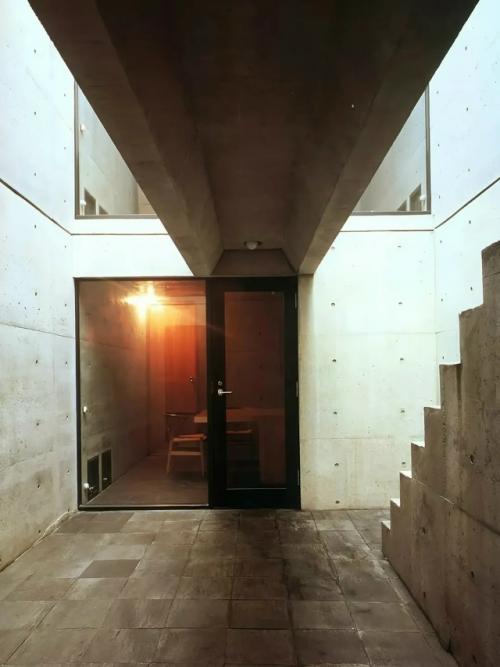 В 1976 году архитектор Тадао Андо спроектировал дом Адзума в сумиёси, Осака. 03