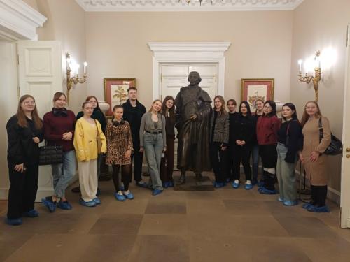 В старинном особняке на Фонтанке студенты - филологи смогли почувствовать дух державинской эпохи.
