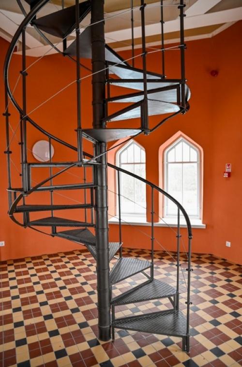 В сигулдском новом замке завершилась масштабная реконструкция и теперь ведутся завершающие работы по благоустройству помещений. 02