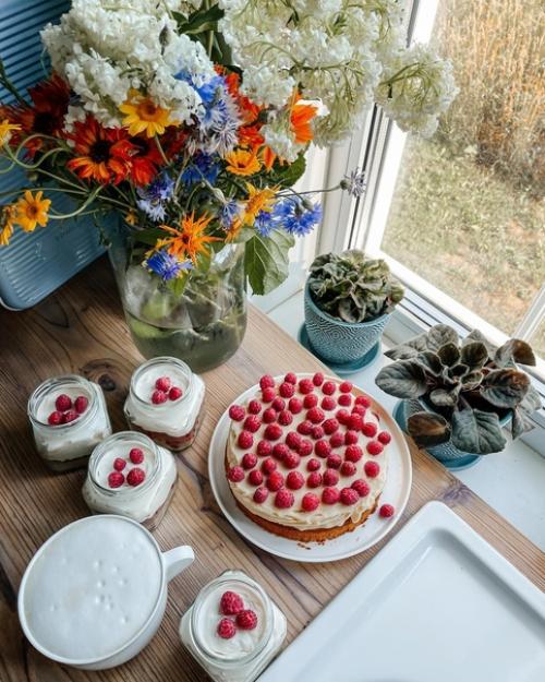 В гостях, в уютном загородном доме черничного цвета Иры Irapozdeeva, которая живет в нем со своим мужем, двумя детьми и собакой Ханной. 04