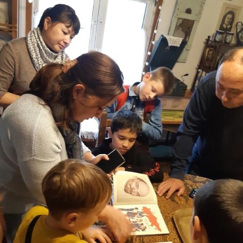 Уже почти год посетителей принимает. 05