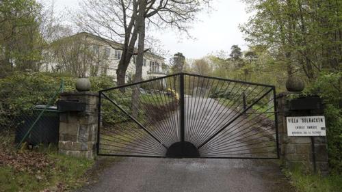 Принц Карл Филипп и принцесса София вместе с сыном готовятся к переезду. 01