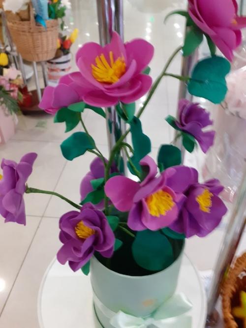 Несмотря на сохранившиеся до сих пор стереотипы, искусственные цветы в интерьере обретают всё большую популярность. 05