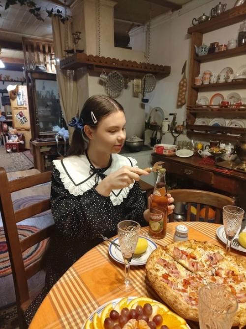 Уже почти год посетителей принимает. 08