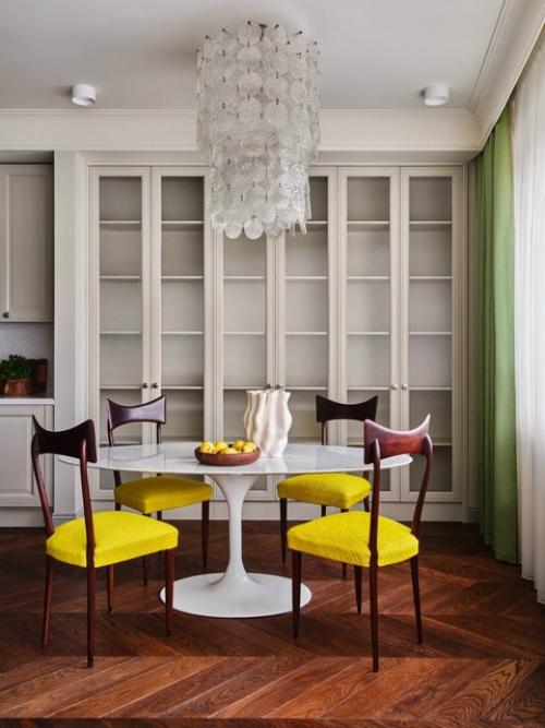 Яркие стулья - отличный способ внести яркие акценты в интерьер столовой или кухни, не прибегая к покраске стен или смене обоев. 03