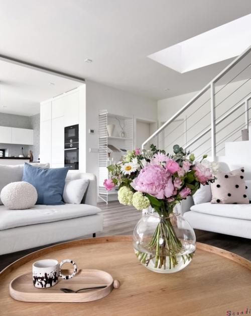 Бело - серый интерьер скандинавского дома со стильными деталями и уютной террасой. 01