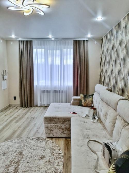 Дом находится в стадии заполнения мебелью для проживания семьи с двумя детьми. 01