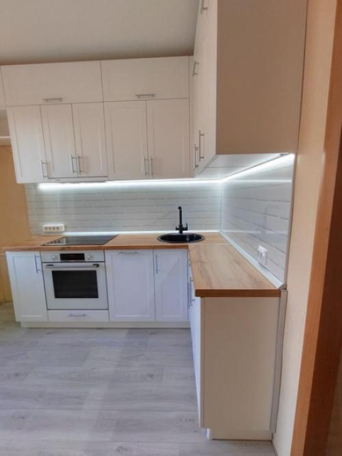 Даже не смотря на свободу выбора палитры все больше людей остаются верны традициям оформляя кухню в белом цвете. 02