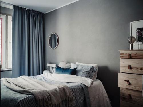 В оформлении квартиры используются темно-серые оттенки с небольшими вкраплениями белого цвета. 06