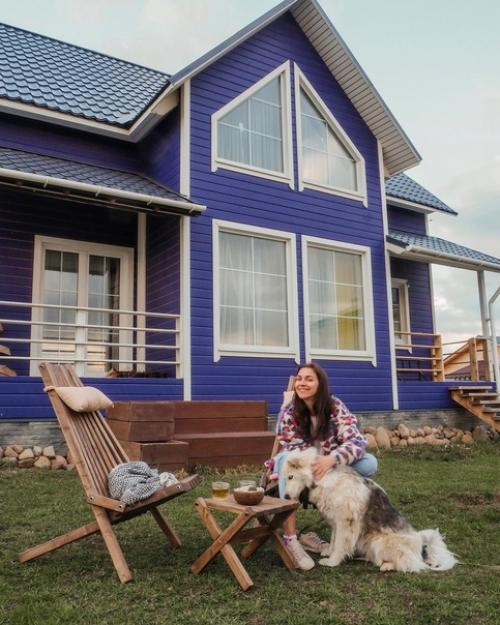 В гостях, в уютном загородном доме черничного цвета Иры Irapozdeeva, которая живет в нем со своим мужем, двумя детьми и собакой Ханной. 06