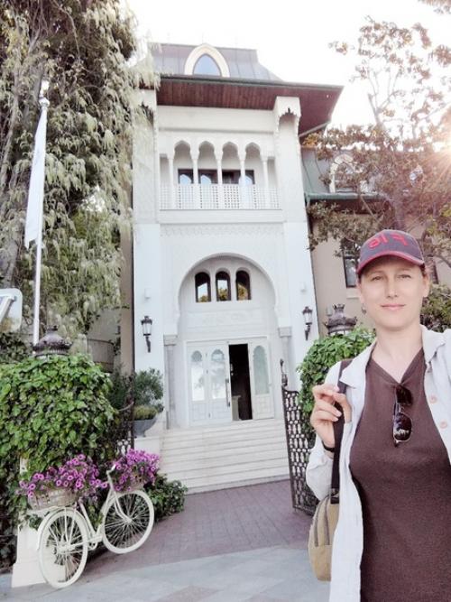 Весной в Ялте на набережной зацветает красивейшая, белоснежная глициния, которая обвивает стройный кипарис! 01