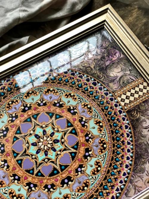 Невероятно красивая загадочная мандала залита смолой, и теперь живет не просто как мандала, но и как полезный предмет интерьера кухни или гостиной. 04