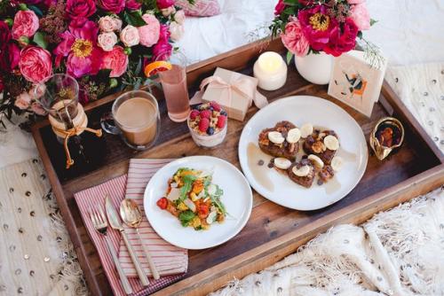 Большинство из нас считает еду в постели моветоном. 02