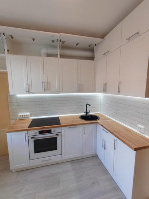 Даже не смотря на свободу выбора палитры все больше людей остаются верны традициям оформляя кухню в белом цвете. 01