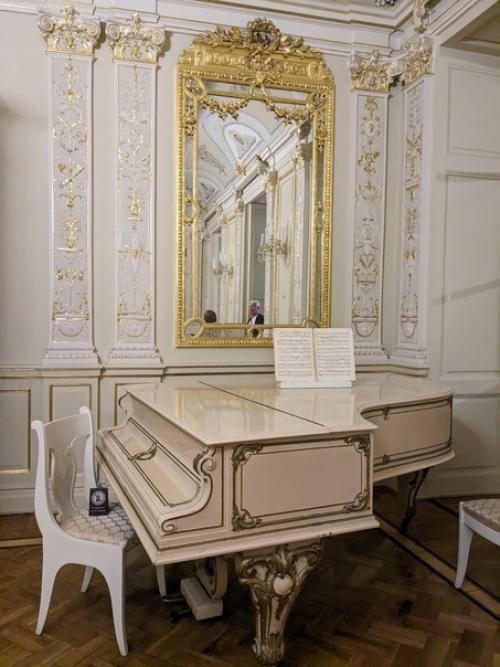 Ещё пару пунктов вычеркнула я вчера из списка обязательных к посещению мест: львиный мост и юсуповский дворец. 09