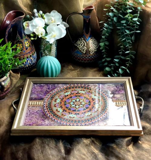 Невероятно красивая загадочная мандала залита смолой, и теперь живет не просто как мандала, но и как полезный предмет интерьера кухни или гостиной. 01