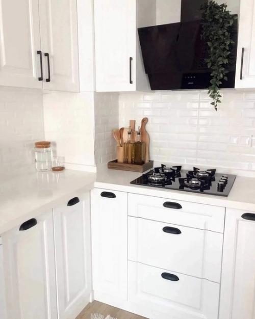 Чистая, минималистичная и абсолютно белая кухня - это идеальное решение для тех, кто ценит простор и свет в интерьере.