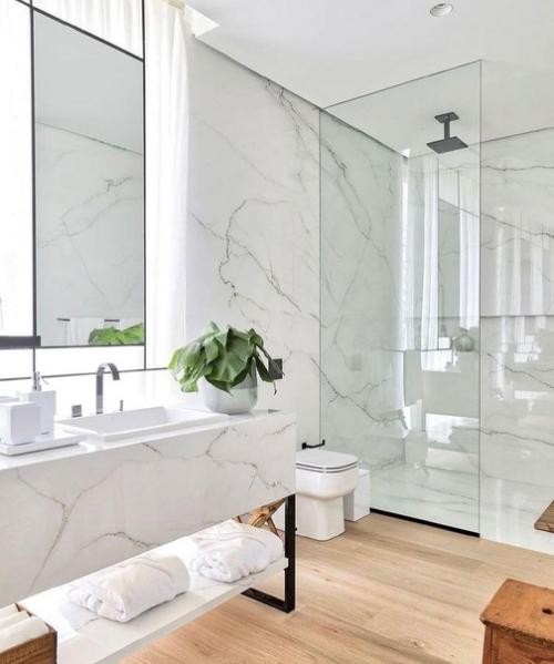 Мрамор и дерево в ванной комнате прекрасно дополняют друг друга. 05