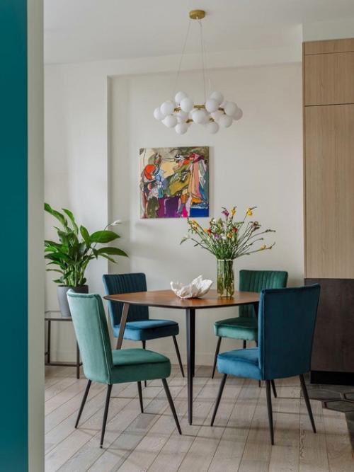 Яркие стулья - отличный способ внести яркие акценты в интерьер столовой или кухни, не прибегая к покраске стен или смене обоев. 05