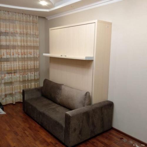 Днём у вас большая гостиная, а ночью - уютная спальня с полноценной кроватью. 03