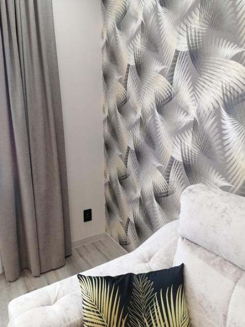 Дом находится в стадии заполнения мебелью для проживания семьи с двумя детьми. 02