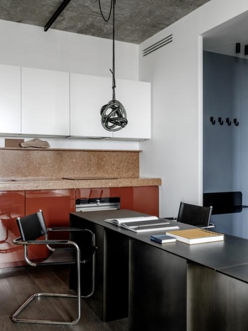 Дизайнеры Юлия Селиванова и Лидия микаелян (бюро Design Wow) создали интерьер с прицелом на размещение растущей коллекции молодого искусства. 01