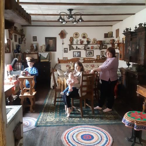 Уже почти год посетителей принимает. 01