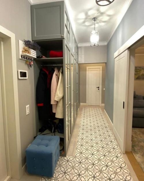 Очень классная однокомнатная квартира со стеллажом в виде зонирования пространства спальни и гостиной. 03