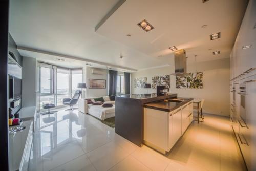 Тупая квартира. В 18 веке ковры были главным достоинством интерьера потому что сохраняли тепло. 02