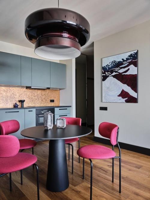 Яркие стулья - отличный способ внести яркие акценты в интерьер столовой или кухни, не прибегая к покраске стен или смене обоев. 02