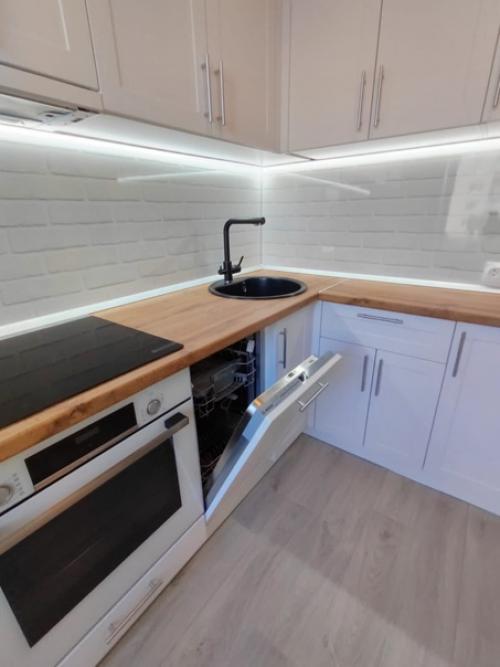 Даже не смотря на свободу выбора палитры все больше людей остаются верны традициям оформляя кухню в белом цвете. 05