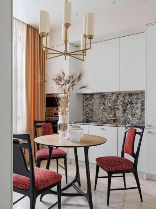 Яркие стулья - отличный способ внести яркие акценты в интерьер столовой или кухни, не прибегая к покраске стен или смене обоев. 01