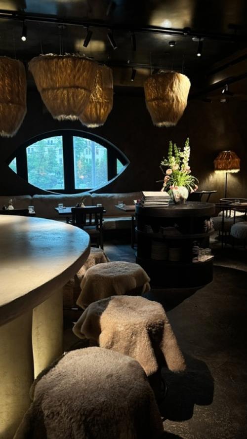 Элегантный и стильный ресторан сибирской кухни в Москве привлекает внимание многочисленных гурманов и любителей вкусной пищи. 08