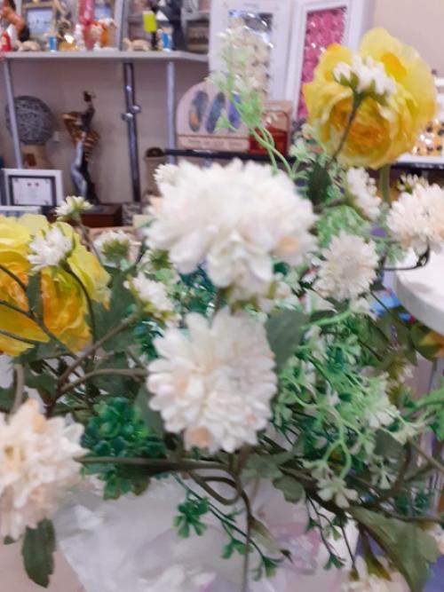 Несмотря на сохранившиеся до сих пор стереотипы, искусственные цветы в интерьере обретают всё большую популярность. 04