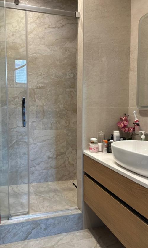 Недавно мы делились с вами завершенным проектом по созданию мебели для ванной комнаты в частном доме. 01