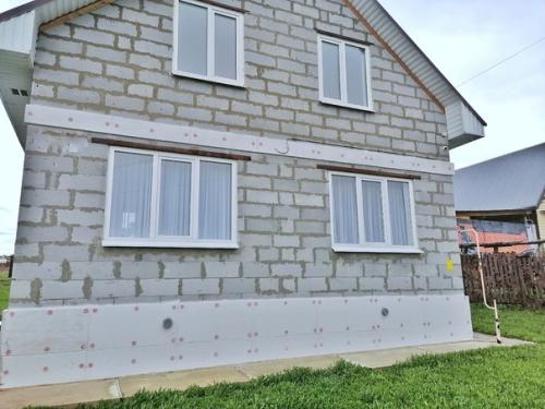 Дом находится в стадии заполнения мебелью для проживания семьи с двумя детьми. 08