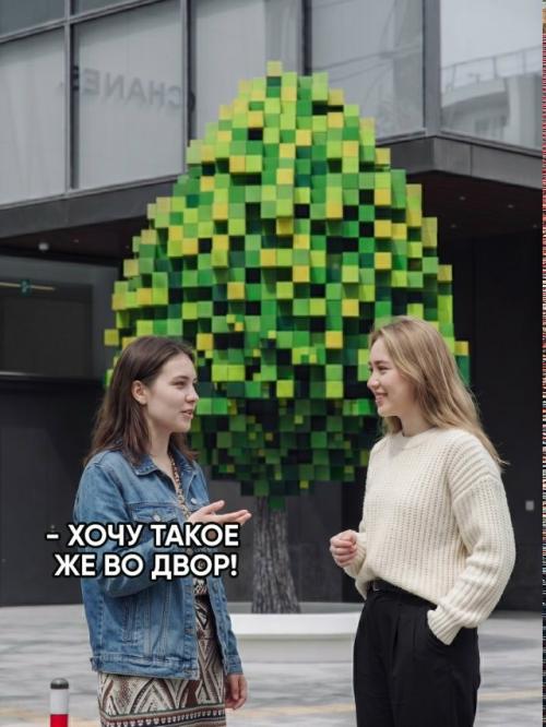 Глюк в матрице посреди фукуоки: дерево, которое выглядит так, будто его забыли дорендерить.

