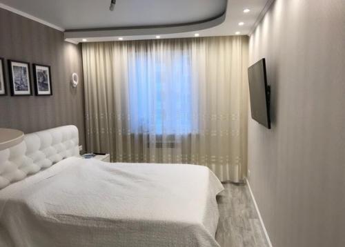 Ремонт в двушке.  А вот диван в гостиной - просто мечта вся семья вместиться. 07