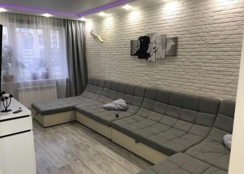 Ремонт в двушке.  А вот диван в гостиной - просто мечта вся семья вместиться. 02