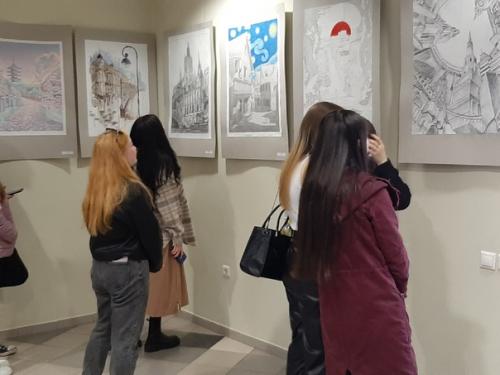 А у нас на стенах выставочного зала появилось много окон! 01